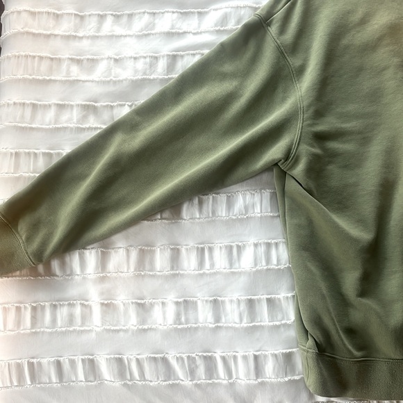 green nike crewneck 🫶🏼 - Picture 5 of 8